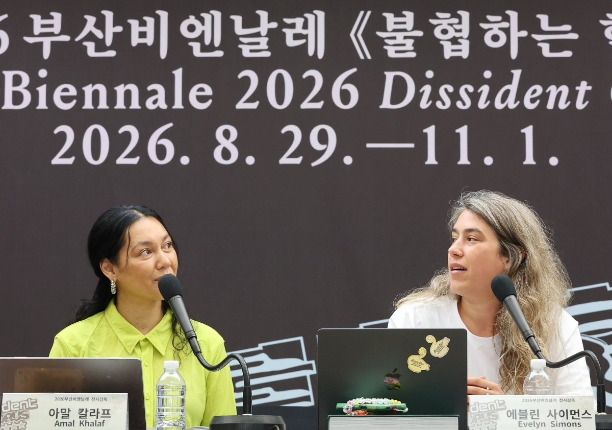아말 칼라프(왼쪽)·에블린 사이먼스 공동 전시감독이 27일 서울 중구 한국프레스센터에서 열린 2026 부산비엔날레 기자설명회에서 발언하고 있다. 2026.5.27. 연합뉴스