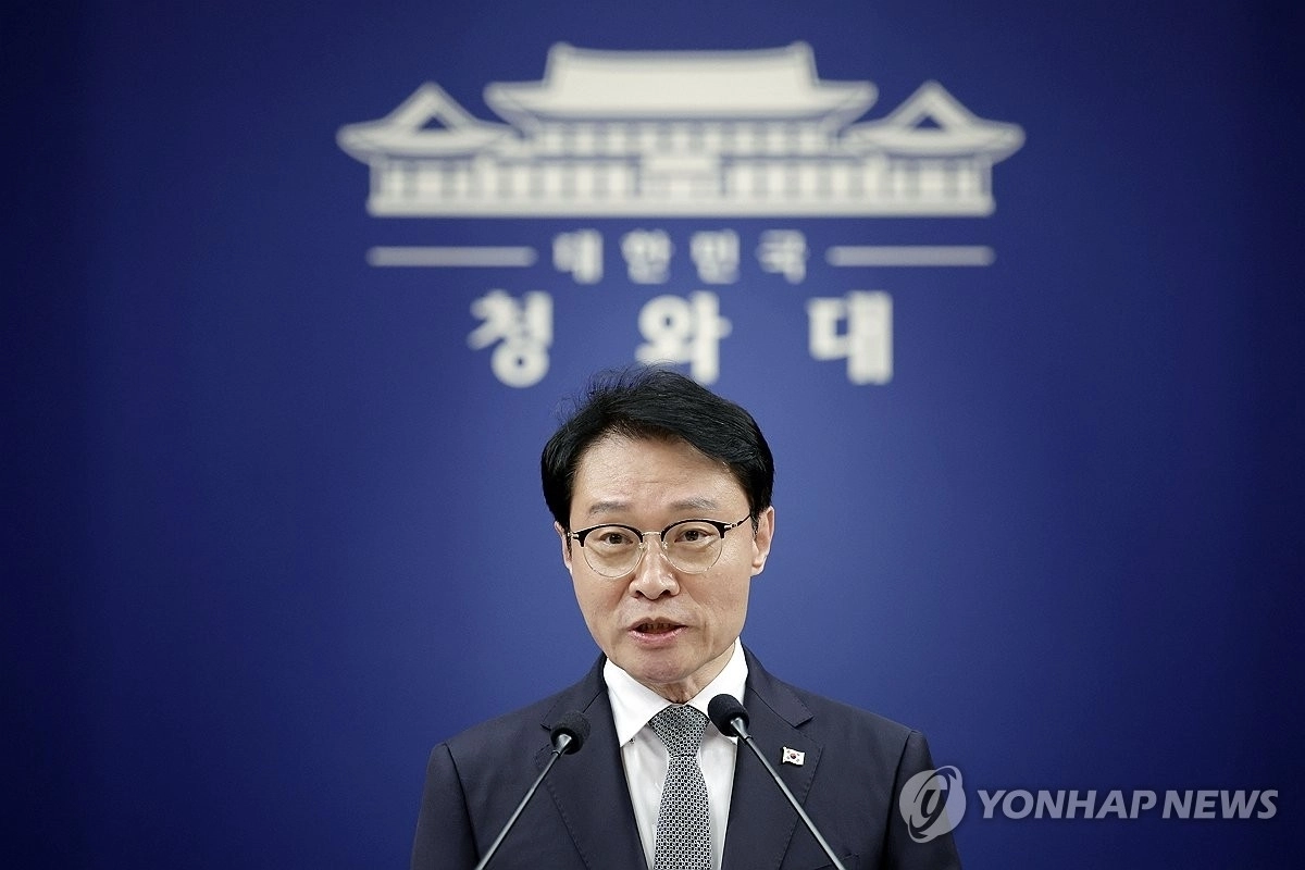 이규연 청와대 홍보소통수석이 27일 이명박 대통령은 전북지사에 출마한 무소속 김관영 후보와 통화한 사실이 없다고 밝혔다. 연합뉴스