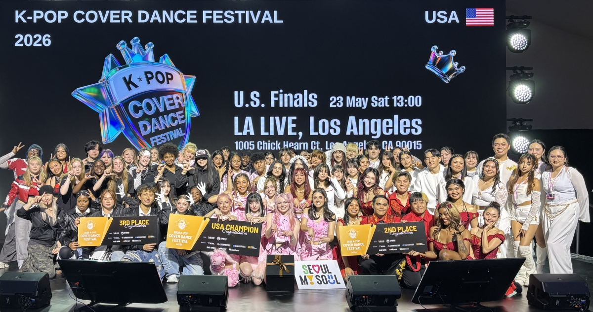 23일(현지시간) 미국 LA 라이브에서 열린 ‘K팝 커버댄스 페스티벌 인 USA’의 참가자들이  기념사진을 찍고 있다.