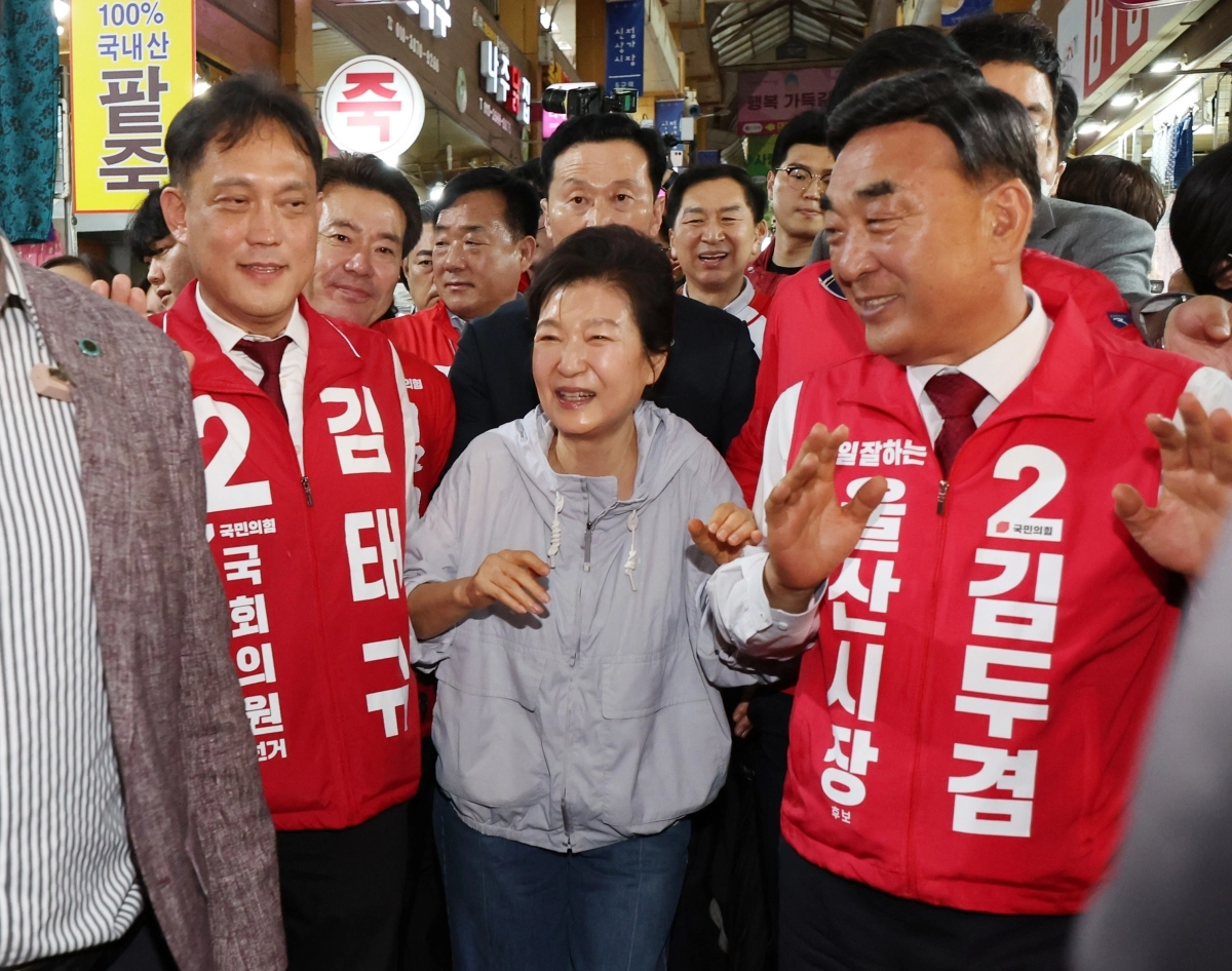 박근혜 전 대통령이 27일 오후 울산 남구 신정시장을 방문해 국민의힘 김두겸 울산시장 후보, 김태규 울산 남구갑 국회의원 후보 등과 함께 시민과 인사하고 있다. 연합뉴스