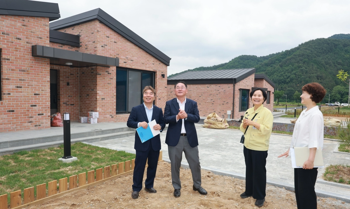 김종훈 경제부지사 등 전북도 관계자들이 27일 정읍시 칠보면 농촌유학 가족체류형 거주시설 조성 현장을 찾아 사업 추진 상황을 점검했다. 전북도 제공