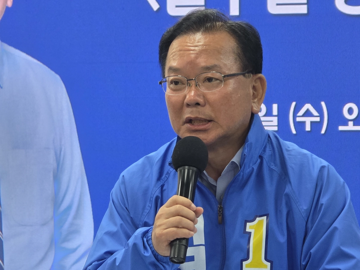 김부겸 더불어민주당 대구시장 후보가 27일 대구 달서구 두류동에 있는 선거사무소에서 기자간담회를 열고 취재진의 질문에 답하고 있다. 2026. 5. 27. 대구 민경석 기자