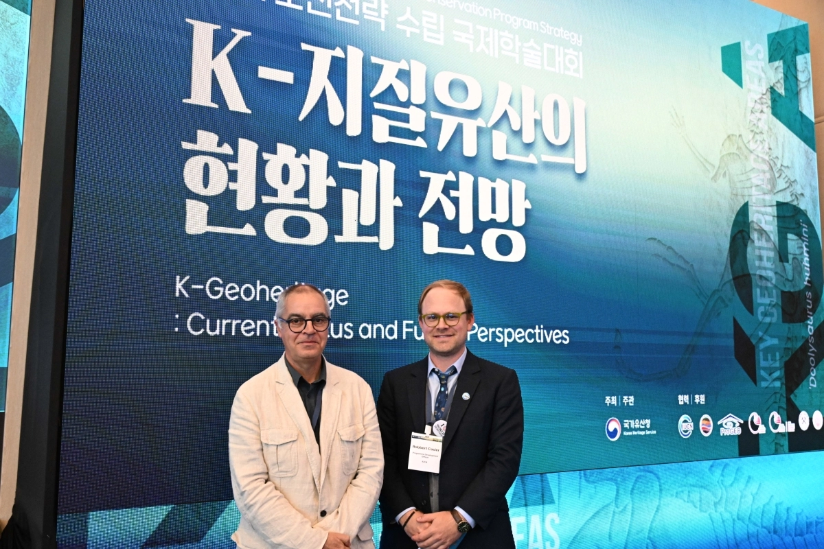 로베르트 카시에르(오른쪽) 세계자연보전연맹(IUCN) 세계유산 담당관과 호세 브리아 전 세계지질보존협회장이 27일 부산 해운대구 벡스코를 찾아 세계자연유산, 그중에서도 지질유산의 중요성에 설명했다. 국가유산청 제공