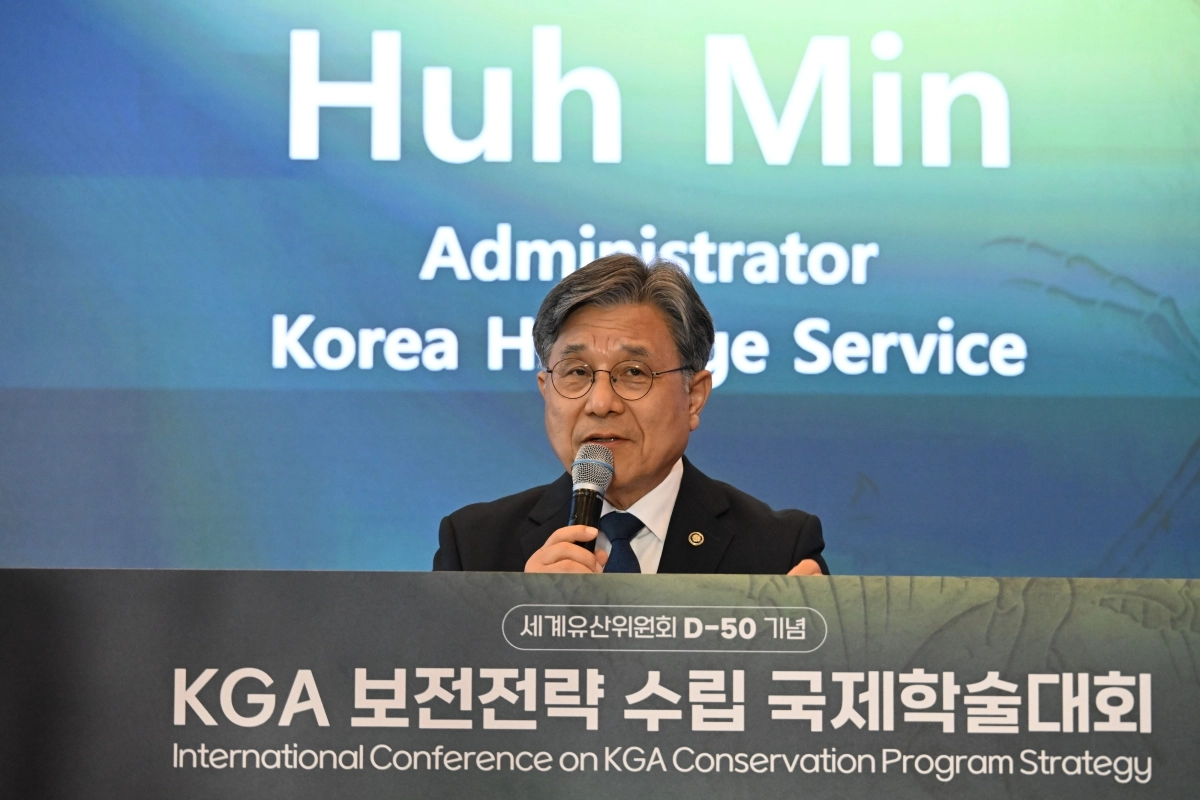 허민 국가유산청장이 27일 부산 해운대구 벡스코에서 열린 핵심지질유산지역(KGA) 국제학술대회에서 좌장을 맡아 회의를 이끌고 있다. 국가유산청 제공