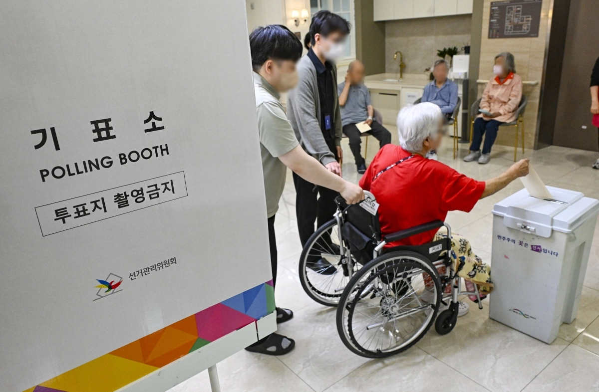 거소 투표하는 어르신