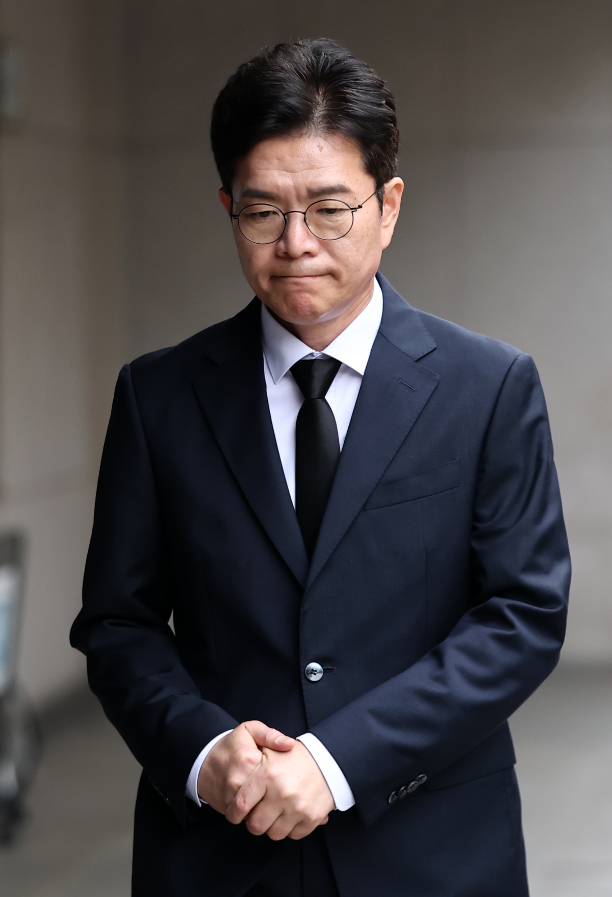 더불어민주당 정원오 서울시장 후보가 27일 국립중앙의료원 장례식장에 마련된 서울 서소문 고가차도 붕괴 희생자의 빈소를 찾아 조문을 마친 후 이동하고 있다. 2026.5.27. 연합뉴스