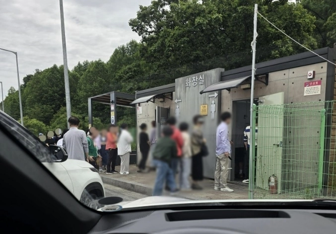경기 남양주시 한 졸음쉼터에서 여자화장실 줄이 너무 길다는 이유로 남자화장실 앞에 줄을 선 여성들의 모습이 공개되며 온라인상에서 갑론을박이 벌어졌다. 보배드림 캡처