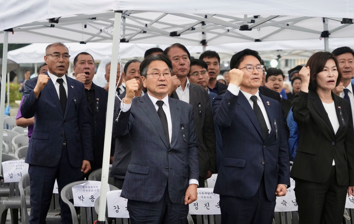 강기정 광주시장이 27일 광주 5·18민주광장에서 진행된 ‘5·18민주화운동 부활제’에 참석, 구호를 외치고 있다. 광주광역시 제공