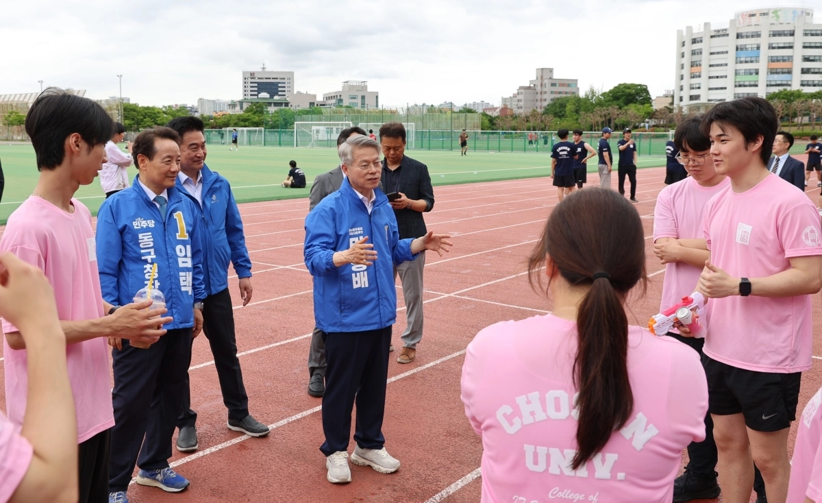 민형배 민주당 전남광주통합특별시장 후보가 27일 광주 동구 조선대학교를 찾아 학생들과 소통하고 있다. 민형배 선거사무소 제공
