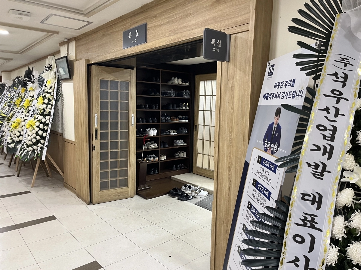 27일 서소문 고가 차도 붕괴 사고로 목숨을 잃은 현장관리소장 이모씨(60대)의 빈소가 서울시 중구 국립중앙의료원에 마련됐다. 박다운 수습기자
