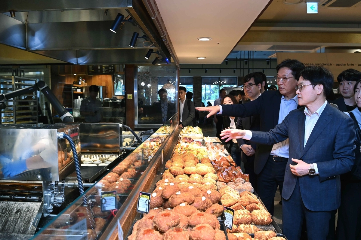 ‘빵 로봇’ 살펴보는 산업부 장관 김정관 산업통상부 장관이 27일 대전 롯데백화점 성심당 매장에서 제조 인공지능(AI) 로봇이 튀김소보로 반죽을 튀김기에 넣는 모습을 살펴보고 있다.