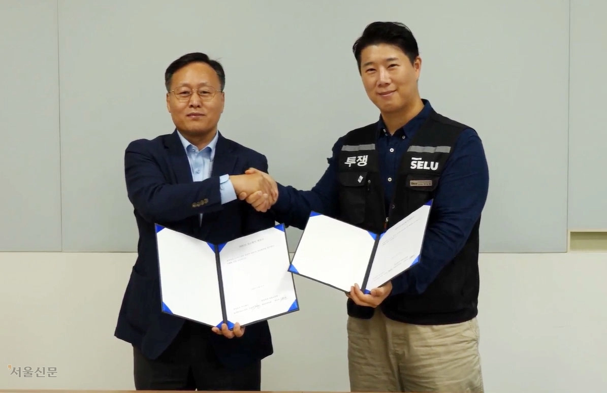 여명구(왼쪽) 삼성전자 DS 피플팀장(부사장)과 최승호 삼성그룹 초기업노동조합 삼성전자 지부(이하 초기업노조) 위원장이 ‘2026년 임금협약 체결서’에 서명한 뒤 악수하고 있다. 이날 노동조합 투표에서는 삼성전자 노사의 임금협상 잠정합의안이 찬성 73.7%로 가결됐다. 삼성전자 제공
