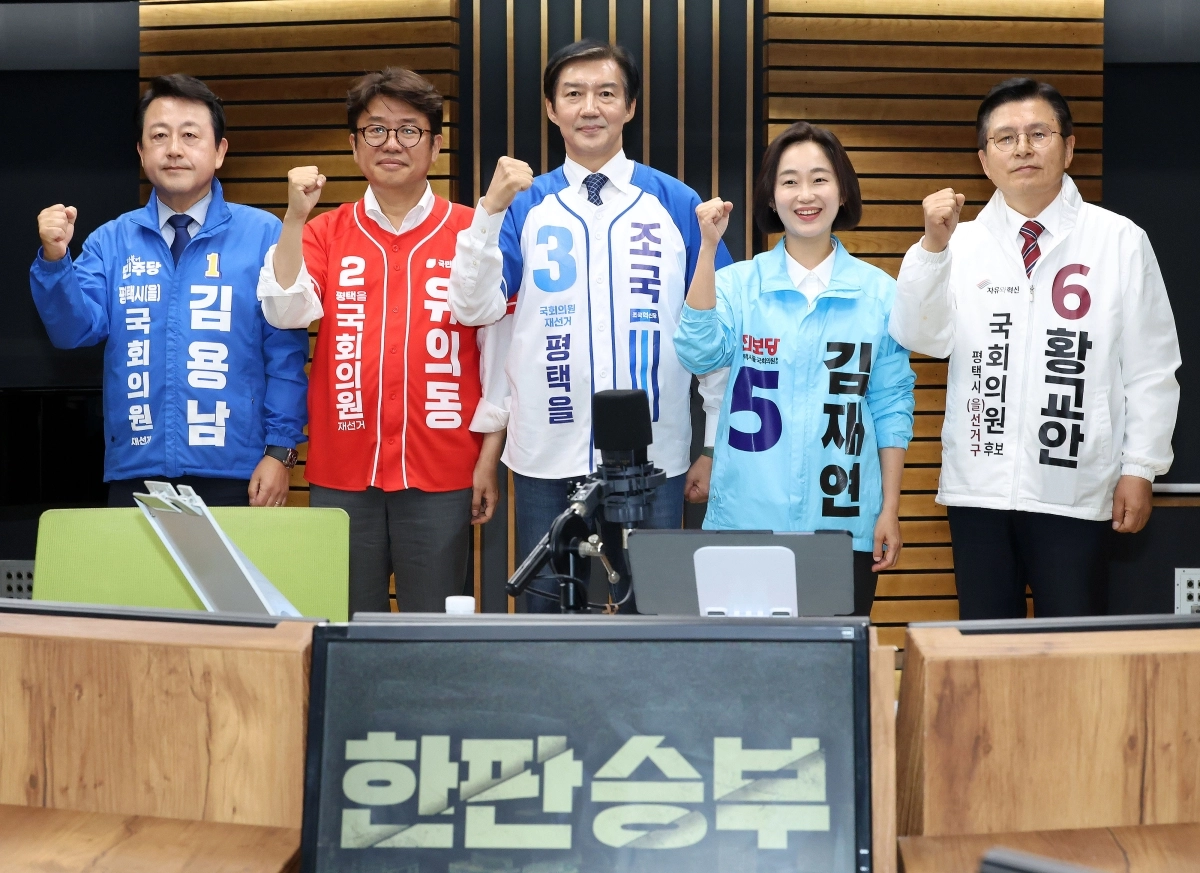경기 평택을 국회의원 재선거에 출마하는 후보들이 27일 서울 양천구 목동 CBS에서 열린 ‘박재홍의 한판승부 평택을 후보자 초청 토론회’에서 기념 촬영을 하고 있다. 왼쪽부터 더불어민주당 김용남, 국민의힘 유의동, 조국혁신당 조국, 진보당 김재연, 자유와혁신 황교안 후보.  노컷뉴스 제공.