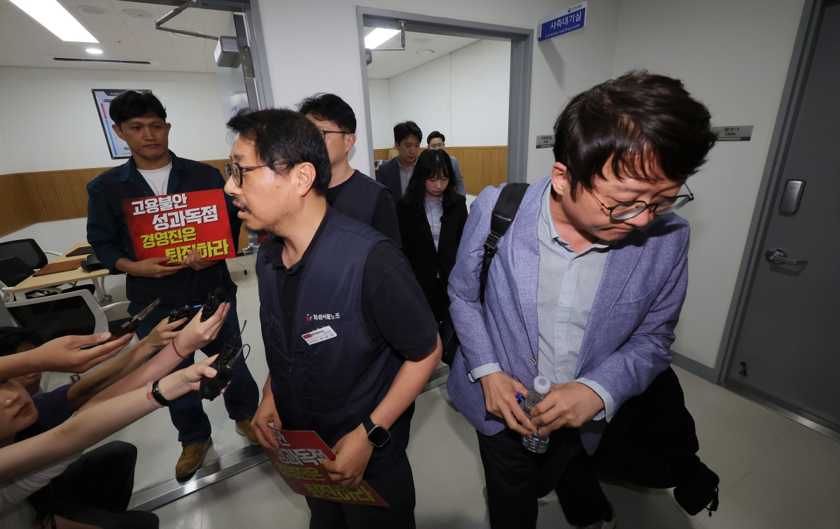 서승욱 카카오 노조 지회장과 사측 관계자들이 27일 경기 수원시 경기지방노동위원회에서 열린 카카오 노사 2차 조정 회의에 참석, 조정회의실로 들어가고 있다. 2026.5.27. [공동취재]