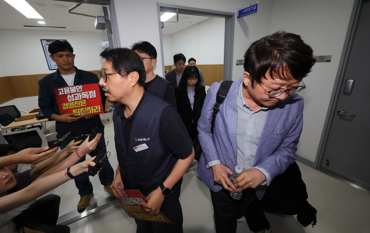 서승욱 카카오 노조 지회장과 사측 관계자들이 27일 경기 수원시 경기지방노동위원회에서 열린 카카오 노사 2차 조정 회의에 참석, 조정회의실로 들어가고 있다. 2026.5.27. [공동취재]