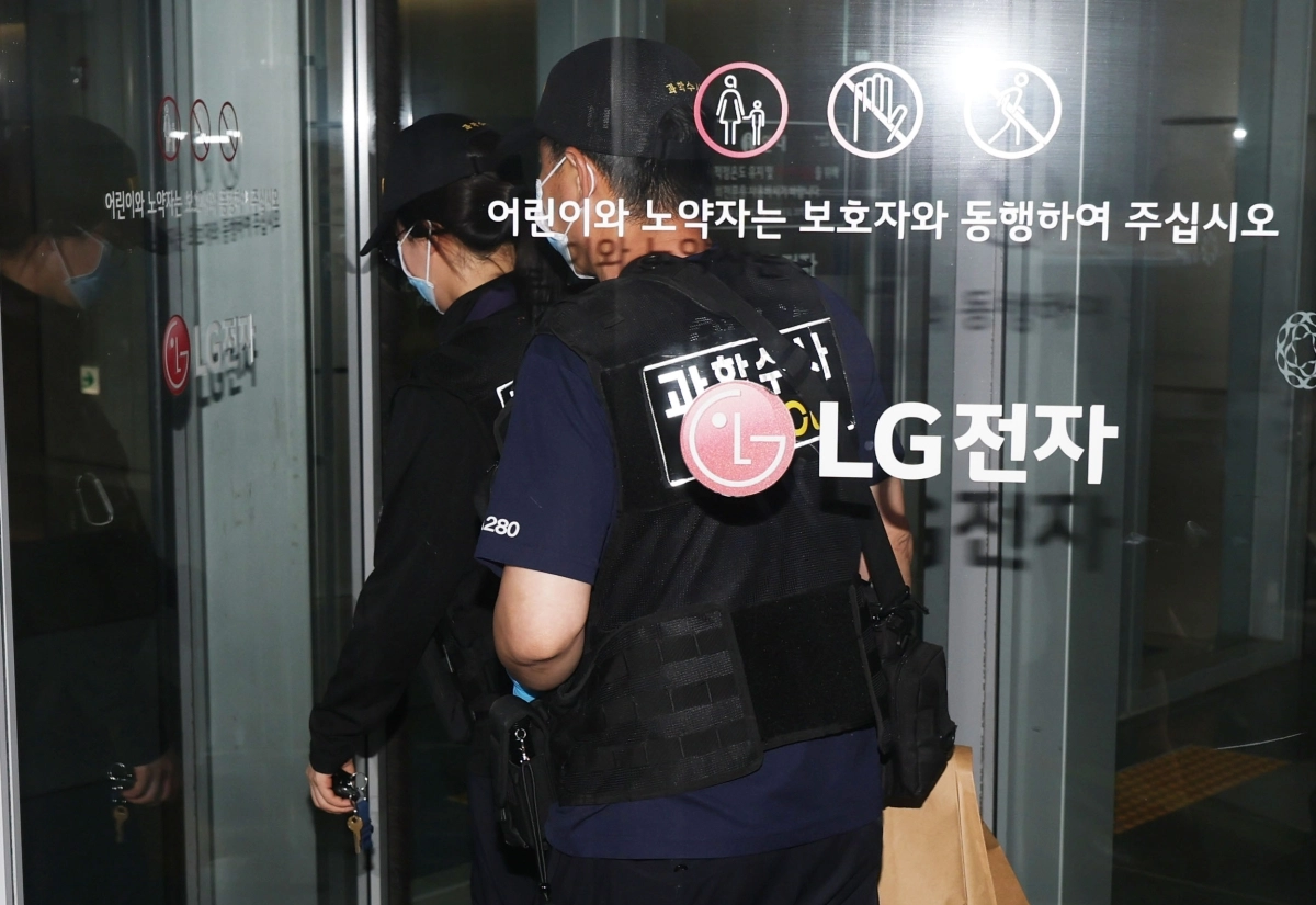 27일서울 강서구 LG전자 마곡업무센터에서 직원 흉기 피습 사건이 발생했다. 경찰 과학수사대원들이 조사를 마친 뒤 현장을 떠나고 있다. 2026.5.27 연합뉴스