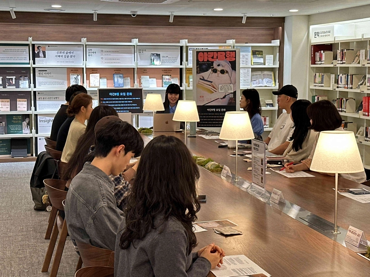 지난달 17일 서울 강동구 강동중앙도서관 2층에 마련된 독서공간 ‘카르페디엠’에서 ‘카르페디엠 멤버십’ 1기 참가자들이 독서모임을 하고 있다. 강동구 제공