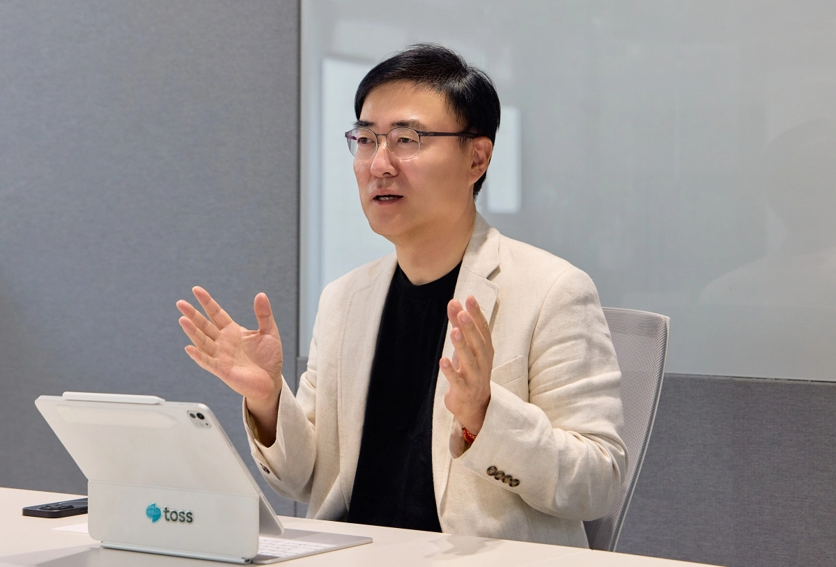 손병두 토스인사이트 대표가 27일 서울 중구 소월로 토스인사이트 본사에서 서울신문과 인터뷰하고 있다. 손 대표는 “기술 혁신과 제도를 잇는 가교 역할을 해나가고 있다”고 말했다. 토스인사이트가 발간하는 월간 리포트는 금융권과 정부 부처 등에서 참고 자료로 활용되고 있다. 토스인사이트 제공