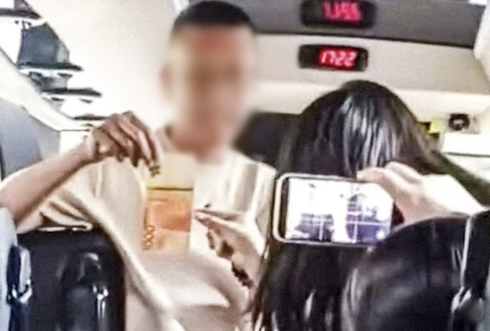 싱가포르 수학여행 중 현지 경비원들에게 욕설을 퍼부어 논란이 된 홍콩 중학교 교장이 이번에는 성차별성 발언까지 한 사실이 알려지며 파문이 커지고 있다. SCMP 캡처