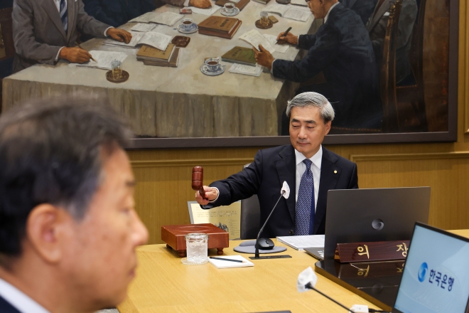 한은, 기준금리 연 2.5% 유지…8차례 연속 동결
