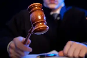 집무실 문 잠그고 ‘대낮 불륜’ 즐긴 美판사…민망한 소음에 직원 결국 사표