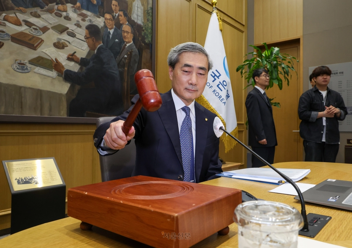 신현송 한국은행 총재가 28일 오전 서울 중구 한국은행에서 열린 금융통화위원회 본회의에 참석해 의사봉을 두드리고 있다. 2026.5.28 사진공동취재단