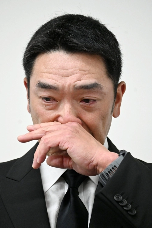 요미우리 자이언츠의 아베 신노스케 감독이 26일 일본 도쿄 자이언츠 사무실에서 열린 사퇴 기자회견에서 눈물을 훔치고 있다. 도쿄 EAP 연합뉴스