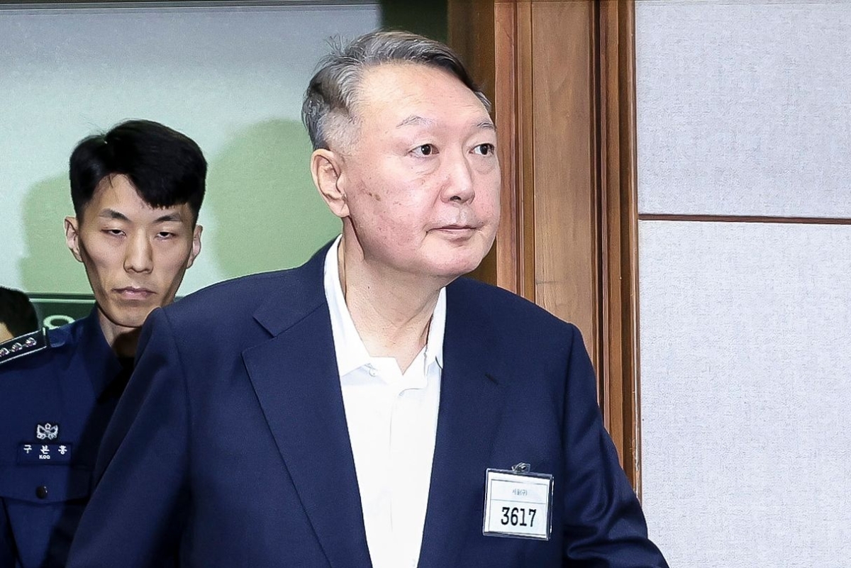 윤석열 전 대통령이 지난해 9월 서울 서초구 서울중앙지법에서 열린 특수공무집행방해, 직권남용 권리행사방해 등 혐의 사건 첫 공판에 출석하고 있다.  뉴스1