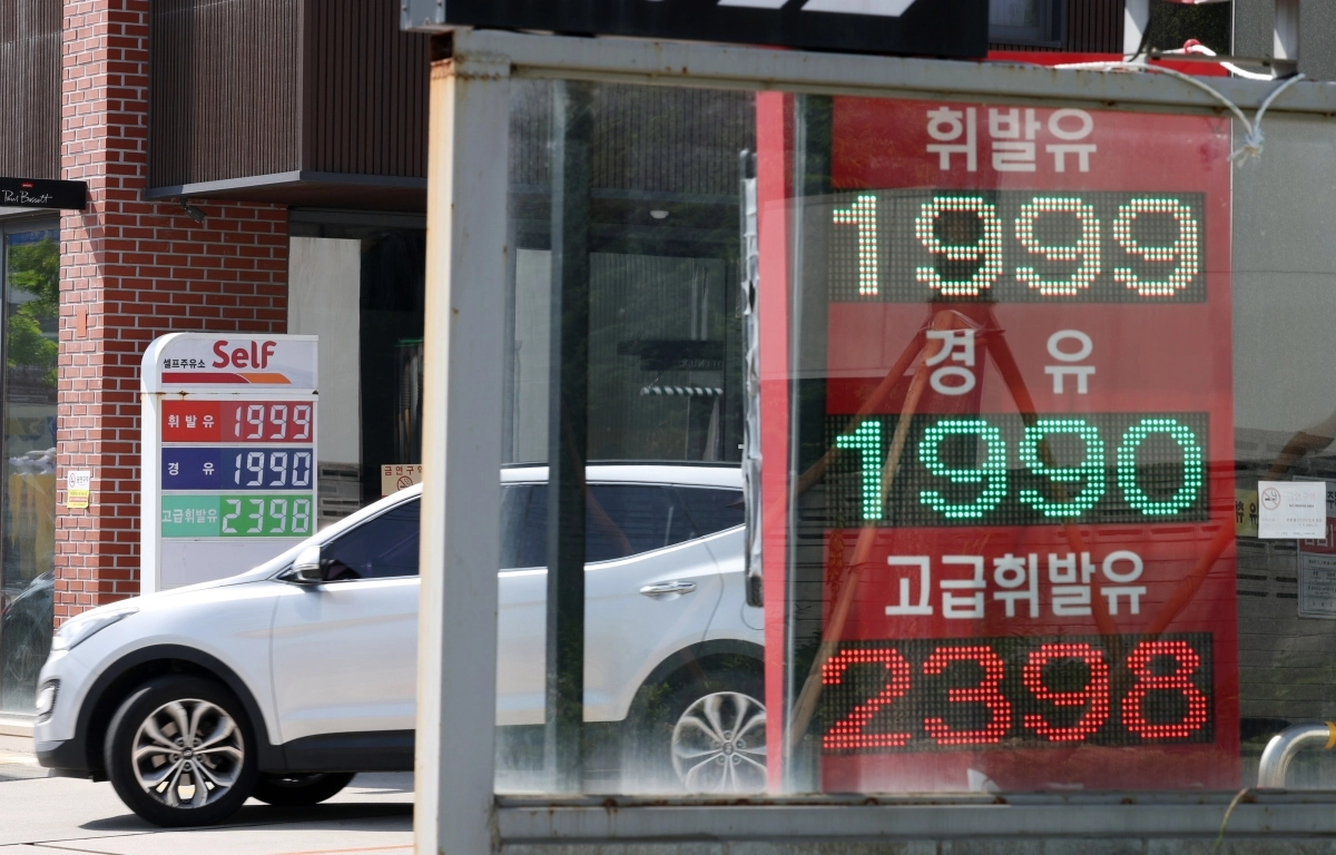국내 주유소 휘발유와 경유 주간 평균 가격이 8주 만에 소폭 하락 전환했다. 25일 서울 한 주유소에 유가 정보가 표시돼 있다. 뉴시스
