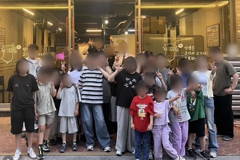 경남 진주에서 고깃집을 운영 중인 사장님이 딸이 태어난 기념으로 보육원 아이들을 초대해 음식을 대접했다. 인스타그램 캡처