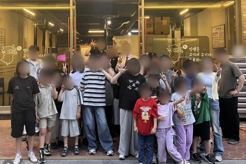 경남 진주에서 고깃집을 운영 중인 사장님이 딸이 태어난 기념으로 보육원 아이들을 초대해 음식을 대접했다. 인스타그램 캡처