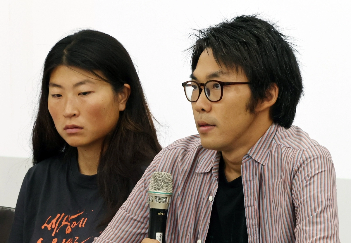 분쟁지역인 가자지구행 국제 구호선박에 탑승했다가 이스라엘군에 나포됐던 활동가 김동현(오른쪽)씨와 김아현(활동명 해초)씨가 28일 서울 중랑구 사가정로 녹색병원 지하강당에서 열린 기자회견에서 이스라엘군으로부터 가혹행위를 당했다고 말하고 있다. 2026.5.28 뉴스1