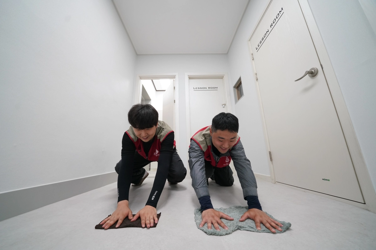 롯데건설 샤롯데 봉사단이 지난 27일 세종시 조치원읍에 위치한 ‘세종시 이주노동자 복지센터’의 시설과 환경을 개선하는 ‘꿈과 희망의 러브하우스’ 100호 봉사활동에 참여하고 있다. 롯데건설 제공