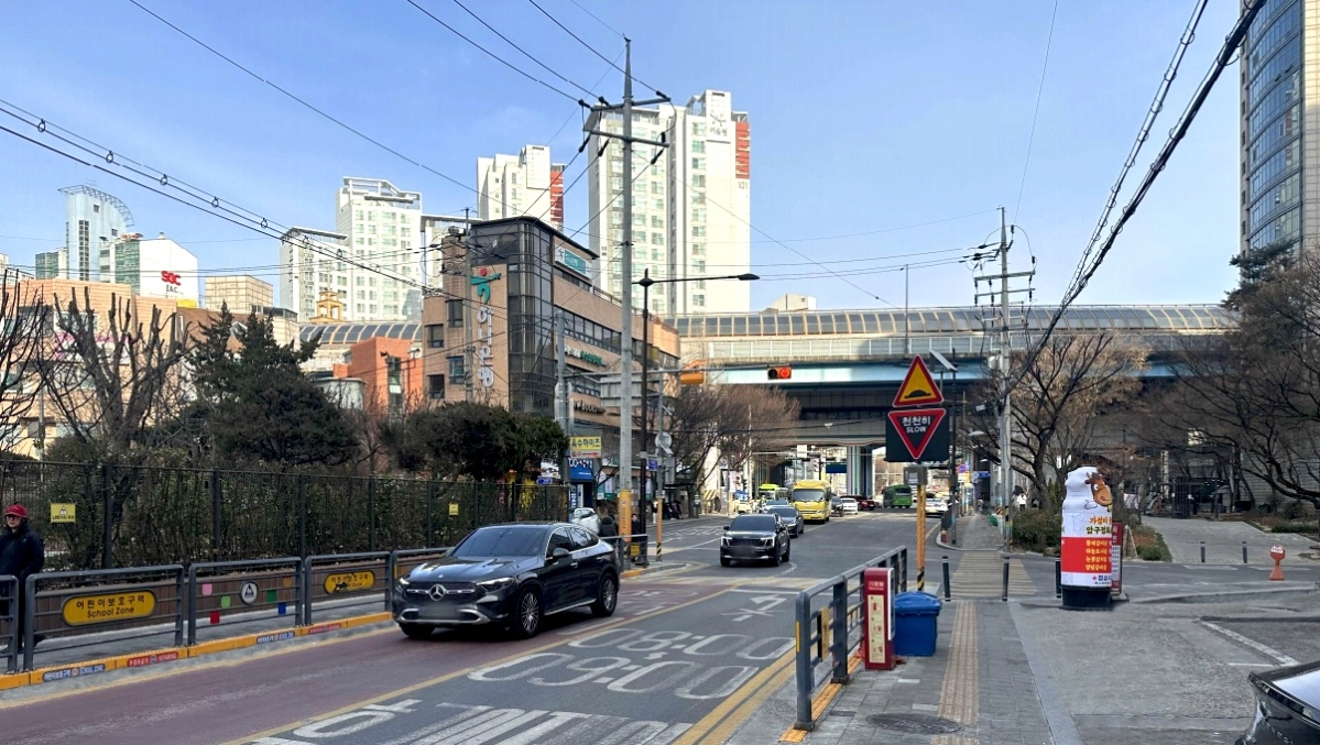 서울 성동구 지중화 사업이 추진될 예정인  옥수동 옥정초등학교 통학로 구간. 성동구 제공