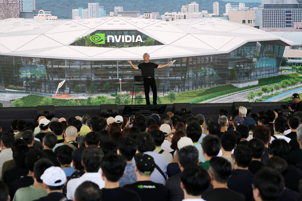 젠슨 황(왼쪽) 엔비디아 CEO가 27일 대만 타이베이에서 열린 엔비디아 대만 본사 ‘컨스텔레이션’ 기공식에서 연설하고 있다. 타이베이 AP 연합뉴스