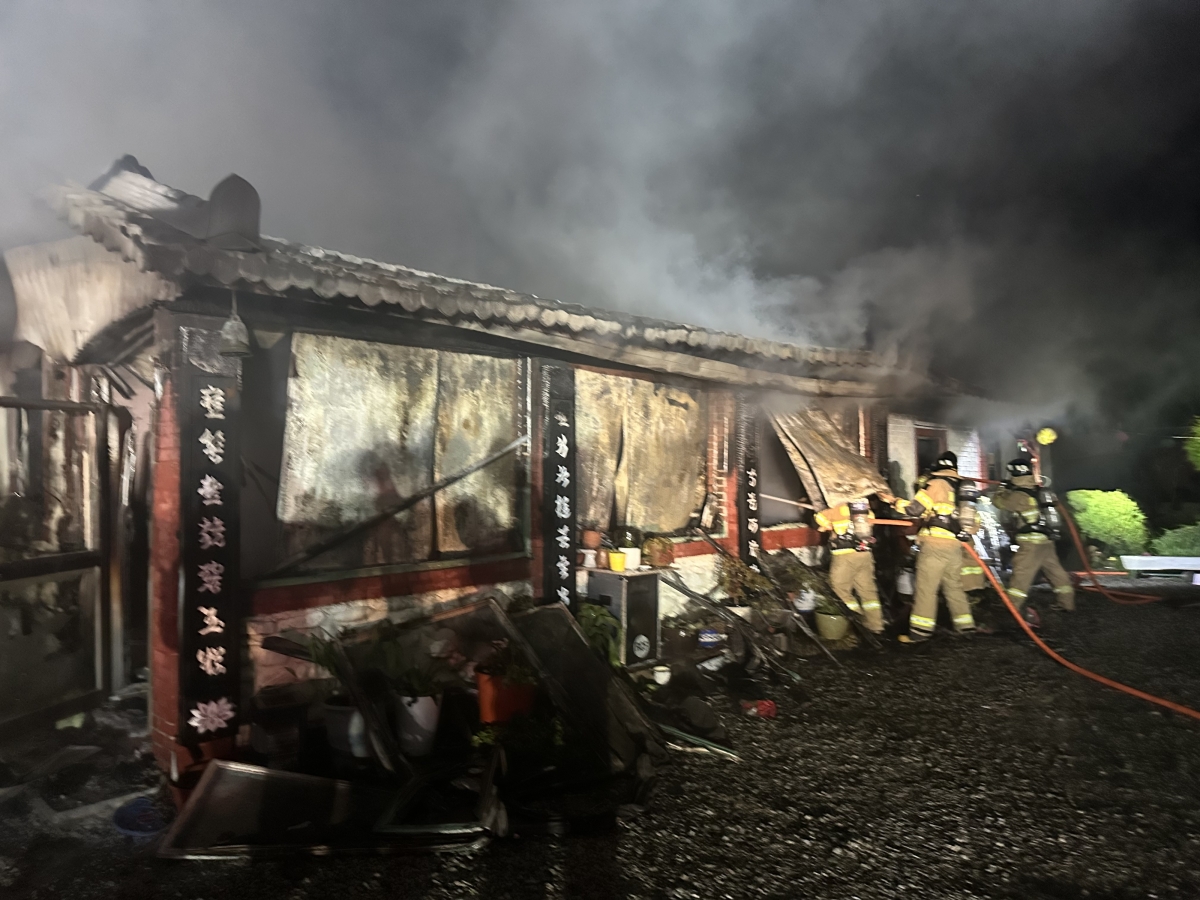 소방대원들이 지난 27일 오후 8시 32분쯤 화재가 발생한 울산 울주군 웅촌면의 한 사찰에서 불을 끄고 있다. 울산소방본부 제공