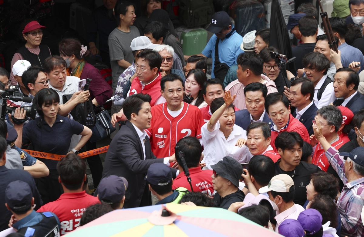 박근혜 전 대통령이 28일 오전 강원 원주 중앙시장에서 열린 김진태 국민의힘 강원지사 후보 지지 유세에서 시민들에게 인사를 하고 있다. 2026.05.28 뉴시스
