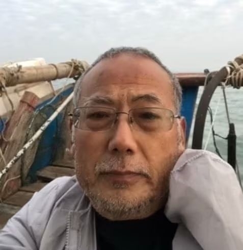 충남 태안 앞바다에서 고무보트를 타고 영해에 진입해 해경에 붙잡힌 중국 반체제 인사 둥광핑. 중국계 캐나다 인권 운동가 셩쉐 엑스(X) 캡처
