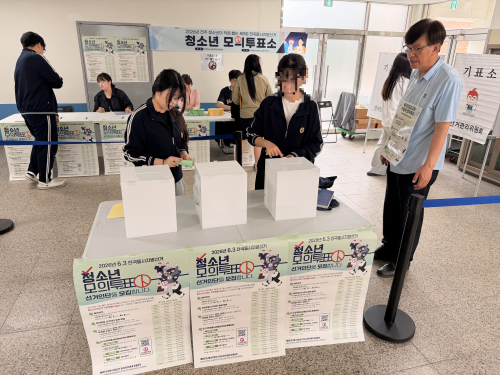 전북청소년참정권운동본부는 도내 청소년들을 대상으로 모의 지방선거 투표를 진행하고 있다. 본부 제공