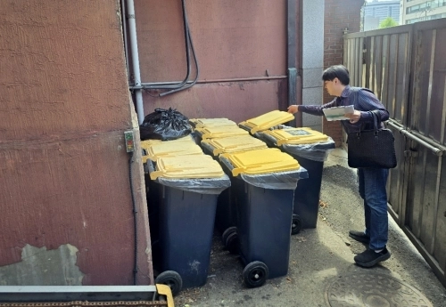 서대문구 관계자가 미신고 사업장폐기물 배출자를 집중 발굴하고 있다.  서대문구 제공