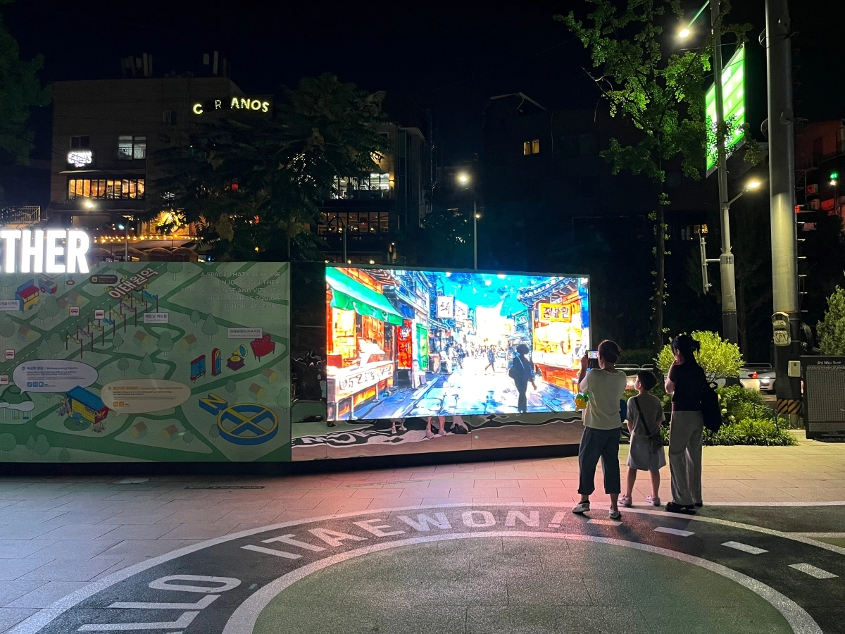 지난달 서울 용산구 이태원동 녹사평광장 미디어월에서 방문객이 영상을 감상하고 있다.  용산구 제공