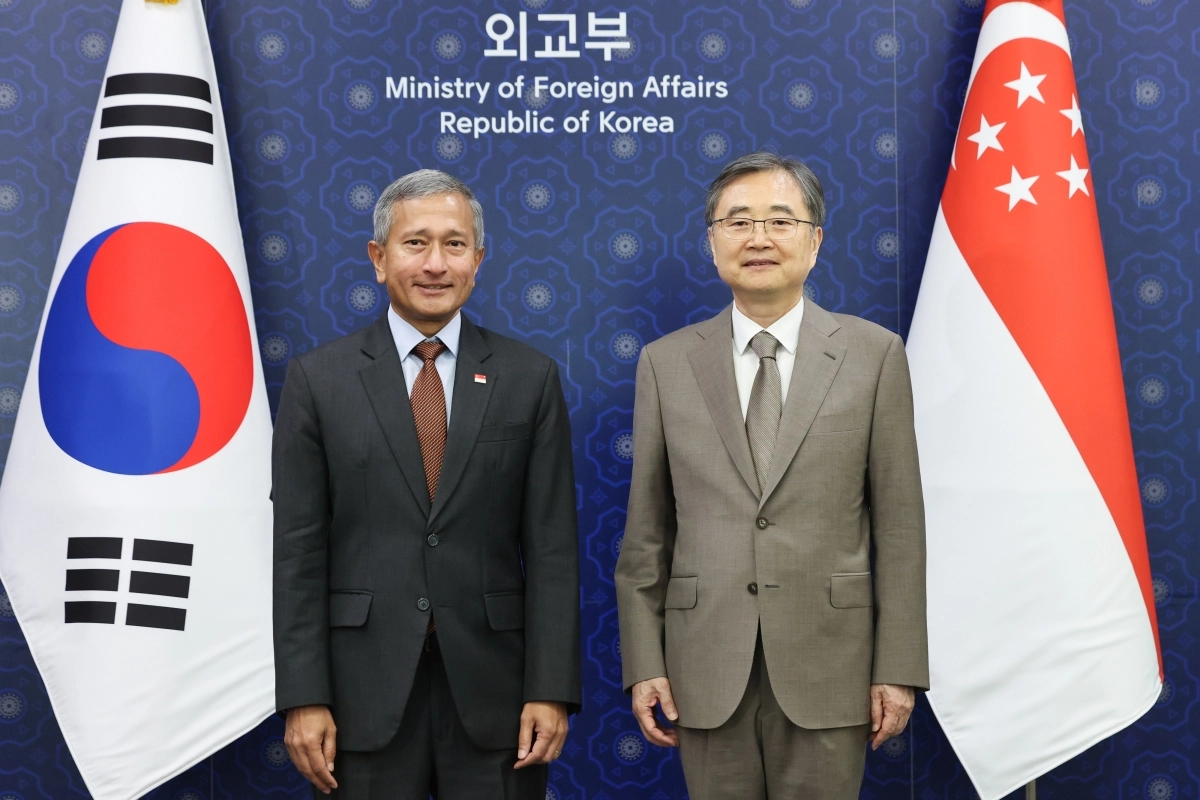 조현 외교부 장관이 28일 서울 종로구 외교부에서 비비안 발라크리쉬난 싱가포르 외교장관과 만나 면담하기 전 기념사진을 찍고 있다. 발라크리쉬난 장관은 이틀전 북한 평양을 찾아 최선희 외무상과 회담했다. 2026.5.28 연합뉴스
