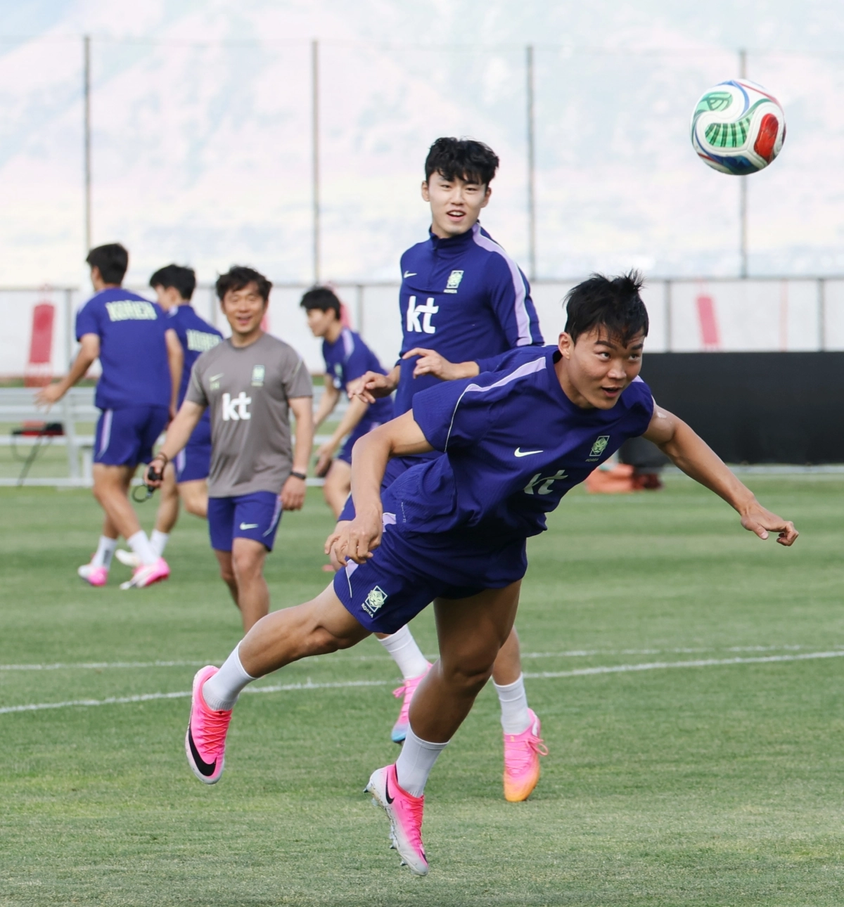 대한민국 축구대표팀 공격수 오현규가 27일(현지시간) 미국 유타주 솔트레이크시티 근교 헤리먼의 자이언스뱅크 트레이닝센터에서 진행한 훈련 중 몸을 날려 헤더를 시도하고 있다. 헤리먼 연합뉴스