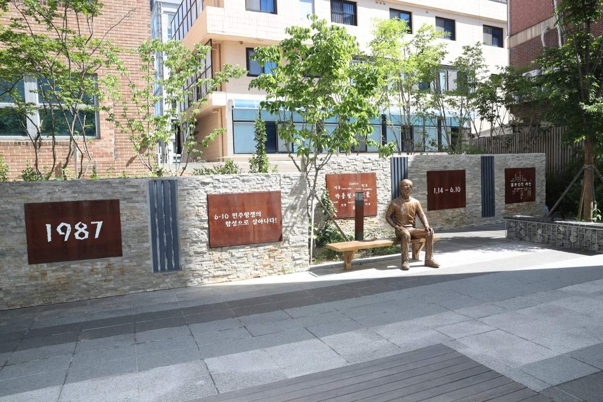 박종철 열사가 살던 서울 관악구 신림동 하숙집 인근의 ‘박종철 거리’에는 그의 생전 모습을 본뜬 조형물이 설치돼 있다. 벤치에는 그가 1986년 청계피복노조 합법화 요구 시위로 구속된 당시 쓴 편지에서 발췌한 문구가 적혀 있다.  관악구 제공