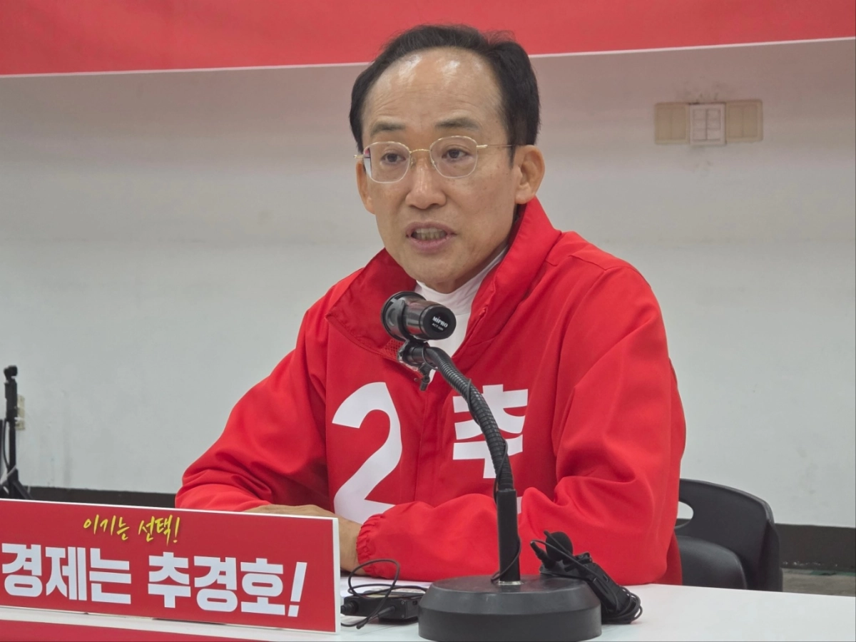 추경호 국민의힘 대구시장 후보가 28일 대구 수성구 범어동 국민의힘 대구시당사에서 기자간담회를 열고 취재진의 질문에 답하고 있다. 2026. 5. 28. 대구 민경석 기자