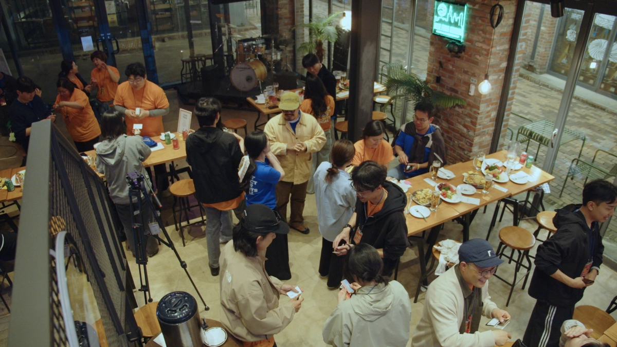 지난 21일 제주 서귀포시 성산읍에서 진행된 ‘공감소통’ 세션에서 참가자들이 명함을 주고받으며 친목을 쌓고 있다.  삼성생명 제공