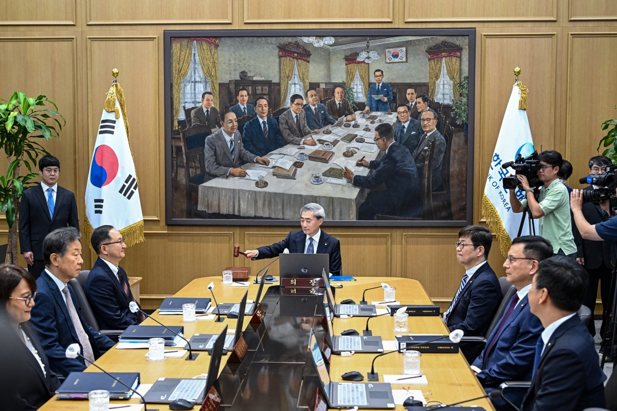 신현송 한은 총재 첫 금통위 신현송(가운데) 한국은행 총재가 28일 서울 중구 한국은행 본관에서 열린 취임 후 첫 금융통화위원회 본회의에서 의사봉을 두드리고 있다. 한은은 이날 기준금리를 연 2.50%로 동결했다. 사진공동취재단