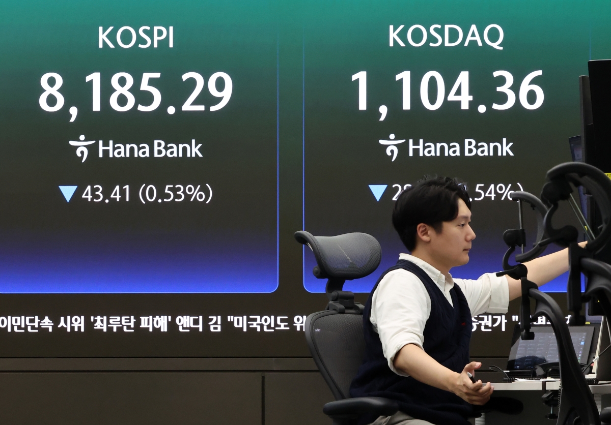 코스피가 전 거래일 대비 43.41포인트(0.53%) 내린 8185.29에 장을 마감한 28일 서울 하나은행 본점 딜링룸에서 딜러가 업무를 보고 있다. 연합뉴스