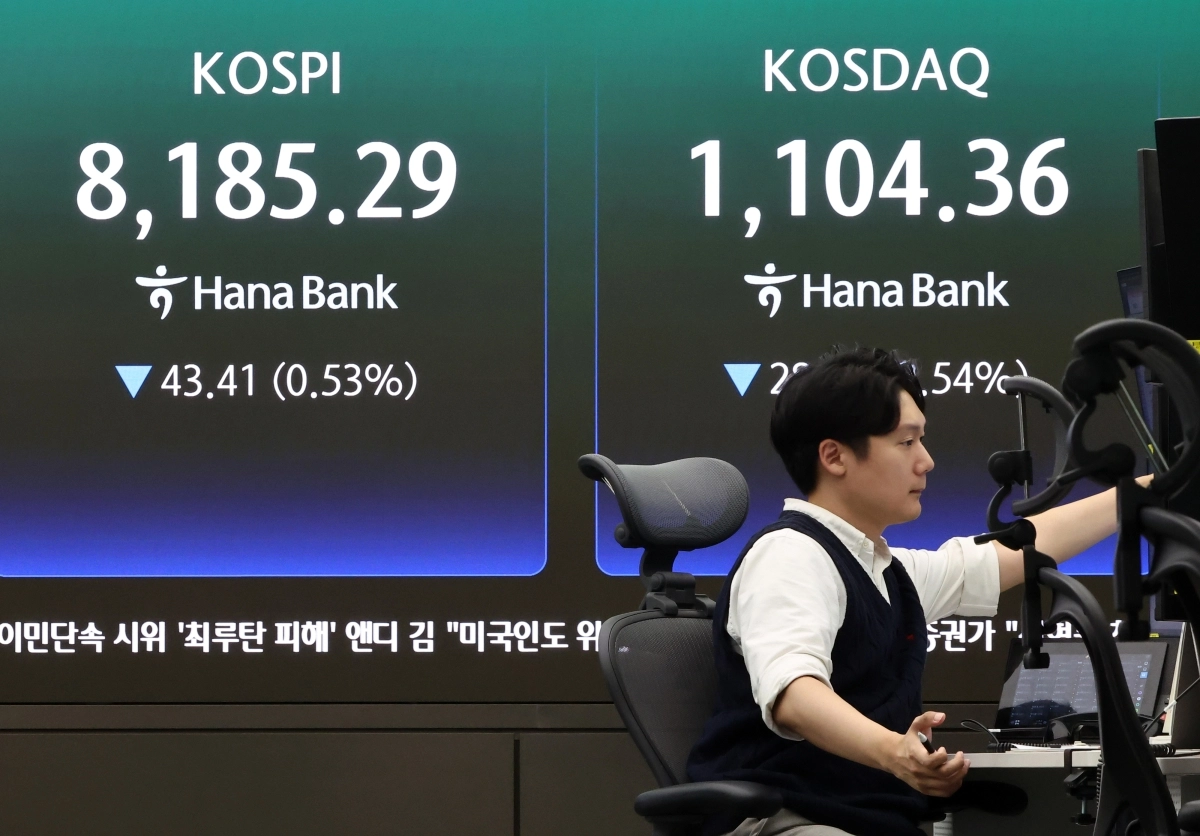 코스피가 전 거래일 대비 43.41포인트(0.53%) 내린 8185.29에 장을 마감한 28일 서울 하나은행 본점 딜링룸에서 딜러가 업무를 보고 있다. 연합뉴스