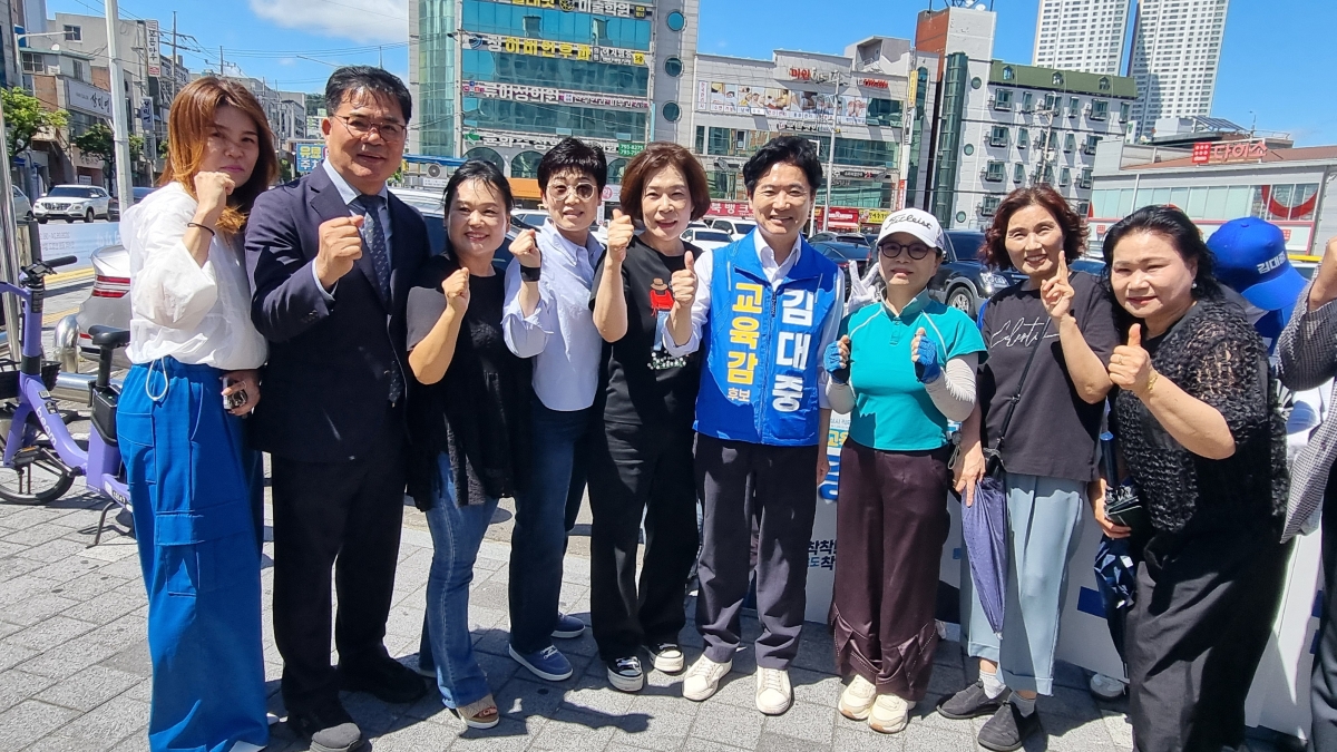 김대중 전남·광주 통합특별시 교육감 후보가 28일 광양시 중동 새마을금고 사거리에서 집중 유세를 벌이며 시민들에게 지지를 호소하고 있다.